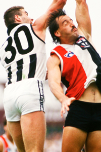 James Manson and Paul Harding lock horns in a marking contest during Collingwood's draw with St Kilda in round four, 1991 at Moorabbin.